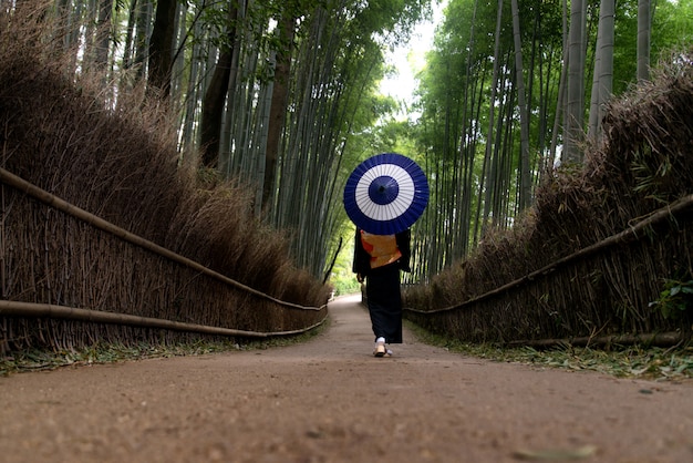 Mujer japonesa con kimono en bosque de bambú de Arashiyama