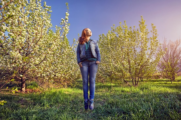 Mujer en el jardín de los cerezos en flor