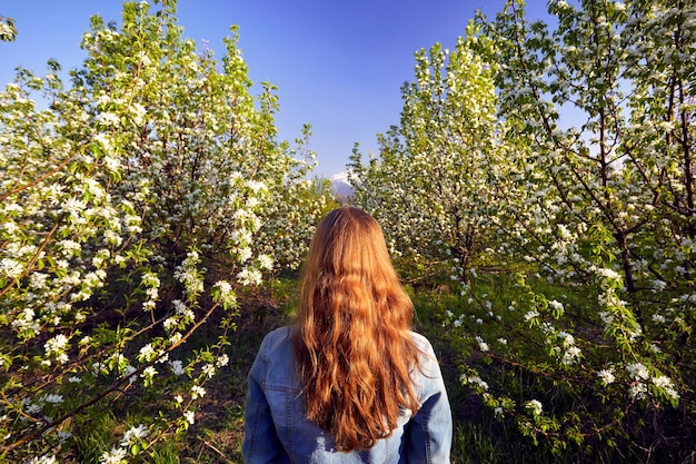 Mujer en el jardín de los cerezos en flor