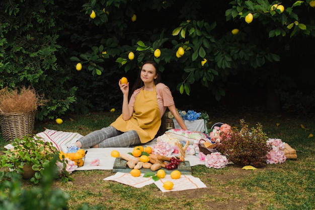 Mujer en el jardín en un picnic
