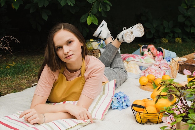 Mujer en el jardín en un picnic