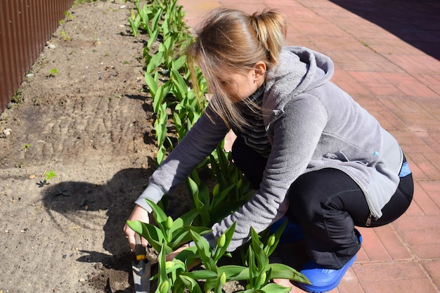 mujer en el jardín trabaja con flores