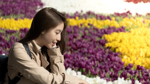 Mujer con jardín de tulipanes multicolores