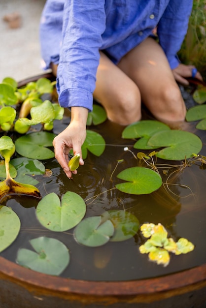 Mujer en el jardín durante el verano