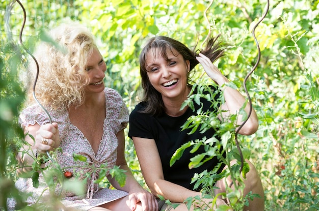 Foto mujer en un jardín