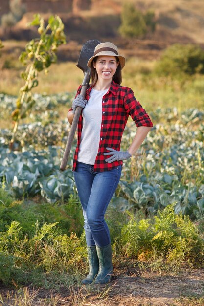 Foto mujer jardinera con pala