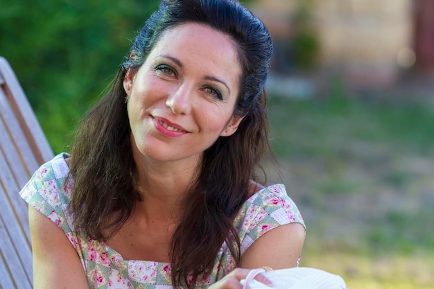 Mujer de jardinería. Chica madura de jardinería en su patio trasero. temporada de primavera, escena rural