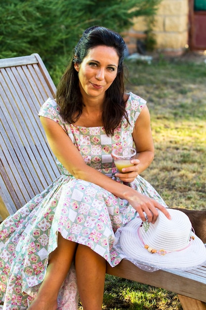 Mujer de jardinería. Chica madura de jardinería en su patio trasero. temporada de primavera, escena rural