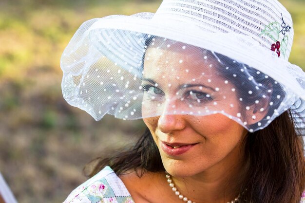 Mujer de jardinería. Chica madura de jardinería en su patio trasero. temporada de primavera, escena rural