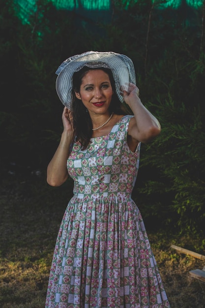 Mujer de jardinería. Chica madura de jardinería en su patio trasero. temporada de primavera, escena rural