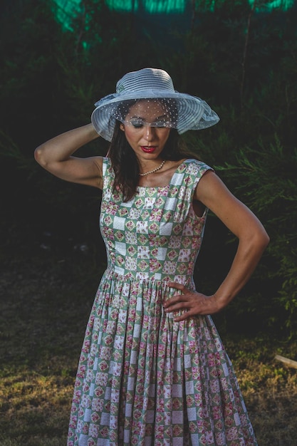 Mujer de jardinería. Chica madura de jardinería en su patio trasero. temporada de primavera, escena rural