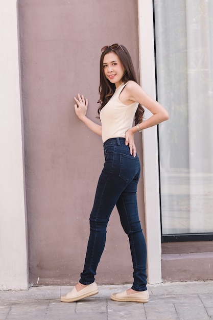 mujer en jeans ajustados