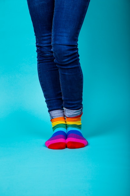 Mujer en jeans con calcetines de color lgtbi