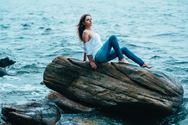 Mujer en jeans cerca del mar