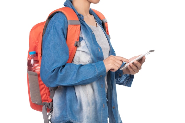 Mujer en jeans con mochila con smartphone móvil aislado sobre fondo blanco.