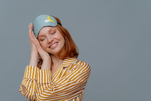 Mujer de jengibre satisfecha tiene siesta