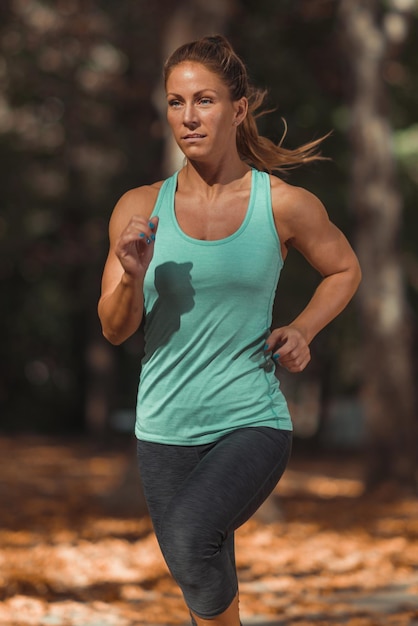 mujer, jogging, aire libre, en, el, otoño