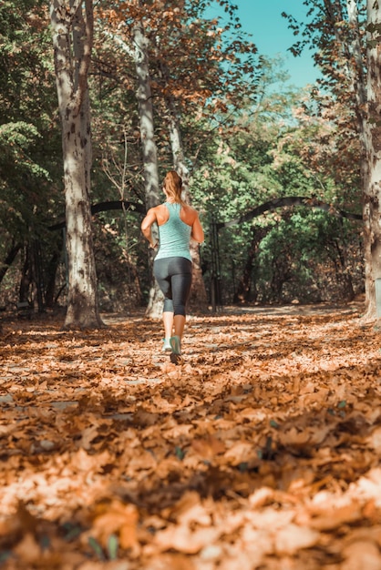 Foto mujer, jogging, aire libre, en, el, otoño