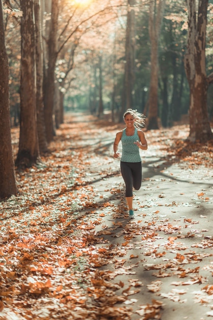 mujer, jogging, aire libre, en, el, otoño