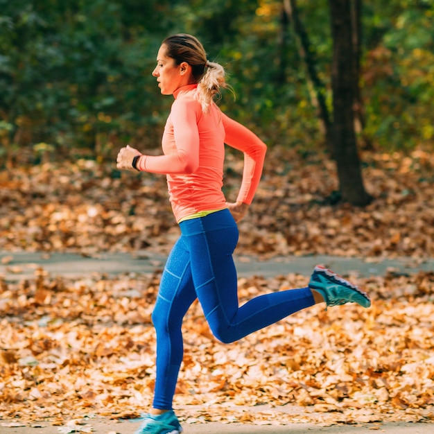 mujer, jogging, aire libre, en el parque