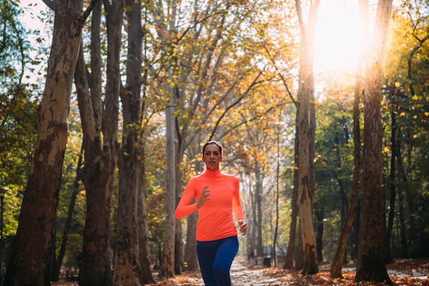 mujer, jogging, aire libre, en el parque