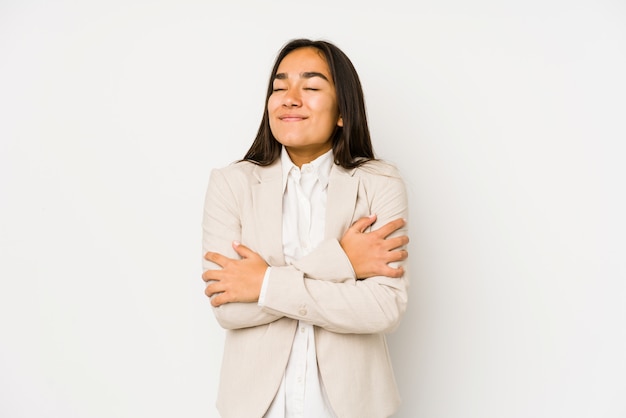 Mujer joven en abrazos blancos, sonriendo despreocupado y feliz.