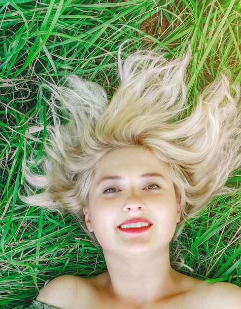 mujer joven, acostado, en, pasto verde, con, pelo blanco, extensión, relájese, calma, verano