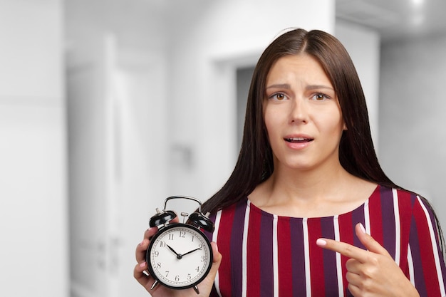 Foto mujer joven, actuación, despertador