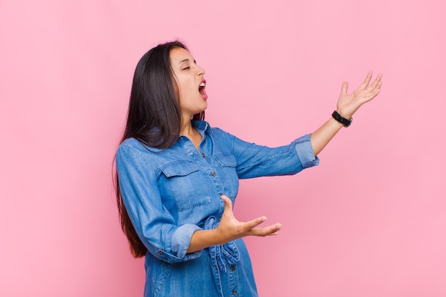 Mujer joven, actuación, ópera