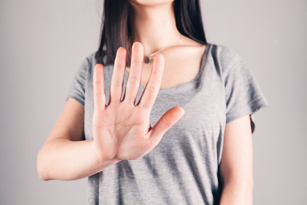 Mujer joven, actuación, parada, con, mano