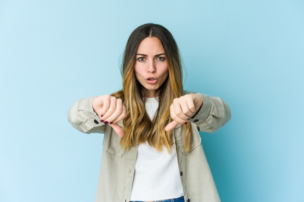 Mujer joven, actuación, pulgar abajo