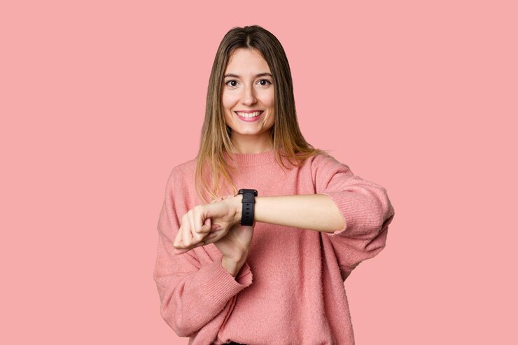 Foto una mujer joven admirando su elegante y moderno reloj inteligente para un cronometraje conveniente