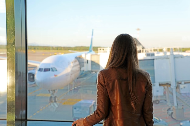 Una mujer joven en el aeropuerto.