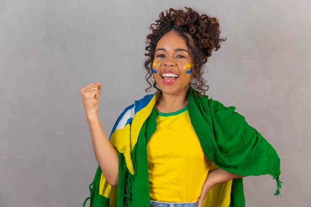 Mujer joven aficionado al fútbol brasileño celebrando vibrante equipo de fútbol de Brasil