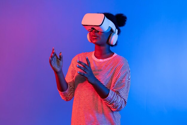 Mujer joven africana con presentación de realidad virtual a través de un metaestudio en línea Contrivance