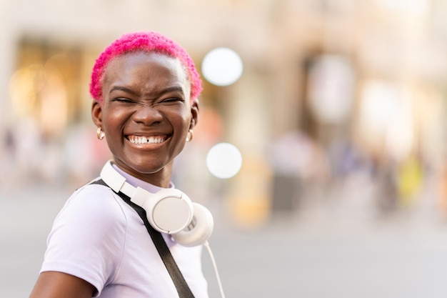 Mujer joven africana sonriendo a la cámara