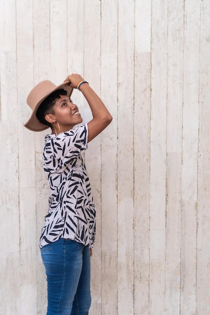 Mujer joven afro feliz caminando por la calle