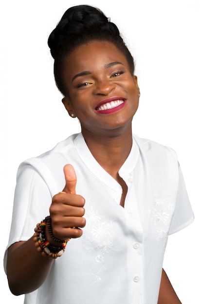 Mujer joven afroamericana feliz sobre blanco