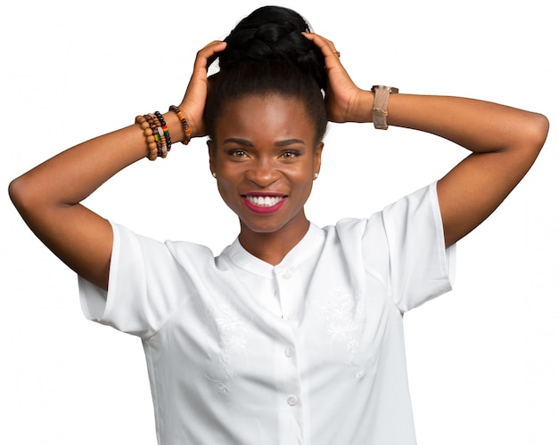 Mujer joven afroamericana feliz sobre blanco