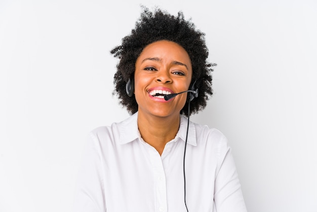 Mujer joven afroamericana telemarketer aislada riendo y divirtiéndose.