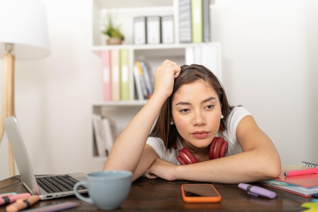 Mujer joven agotada por el trabajo duro