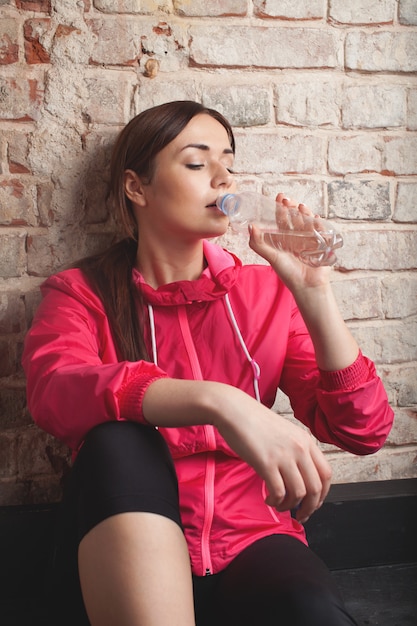 Mujer joven, agua potable