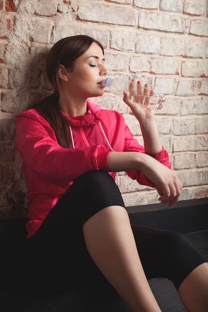 Mujer joven, agua potable