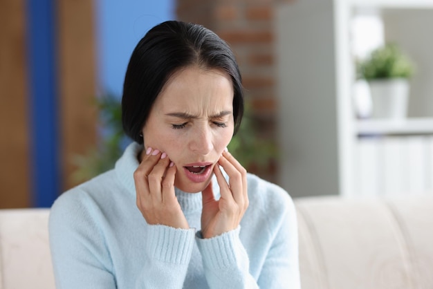 mujer joven, con, agudo, severo, dolor de muelas, primer plano