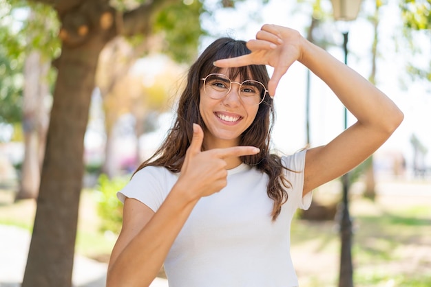 mujer joven, en, aire libre, enfocar, cara, encuadre, símbolo