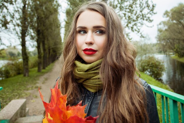 mujer joven, aire libre, en, otoño, parque, retrato