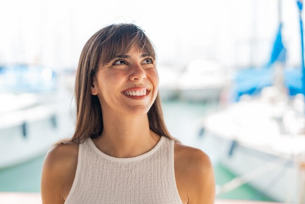 mujer joven, en, aire libre, retrato