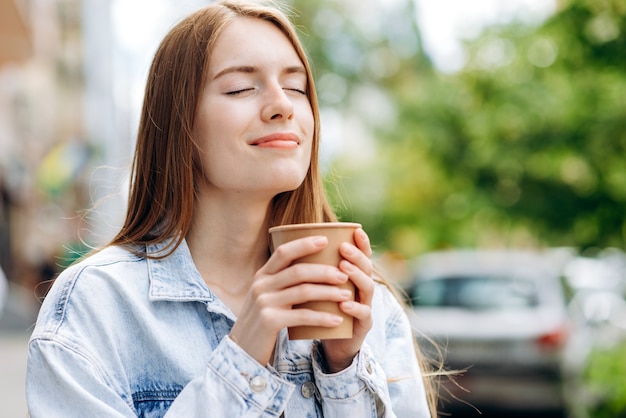 mujer joven, aire libre, con, taza de café