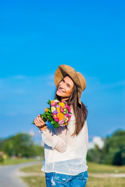 Mujer joven, aire libre