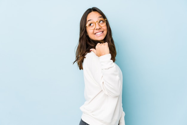 Mujer joven aislada en azul